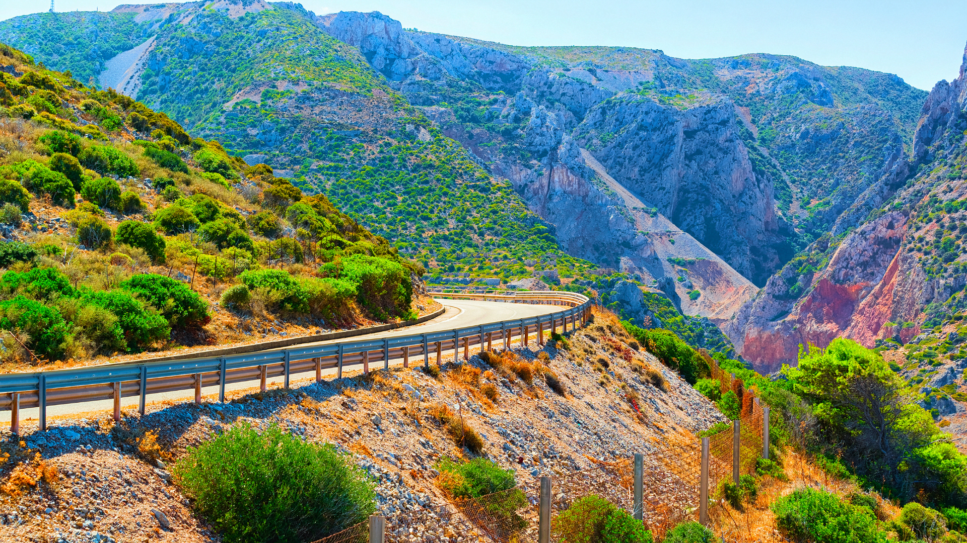 Sardegna in bici: 6 percorsi e cosa fare (guida da un sardo) 1 Strada montana a Buggerru