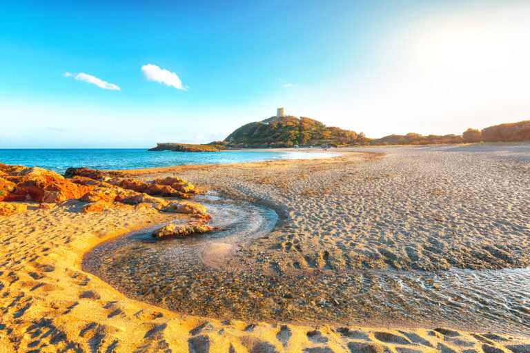 Chia: spiagge, cosa vedere e hotel consigliati