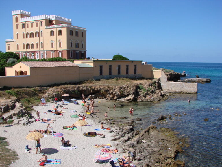 Spiaggia di Las Tronas, come arrivare e hotel consigliati