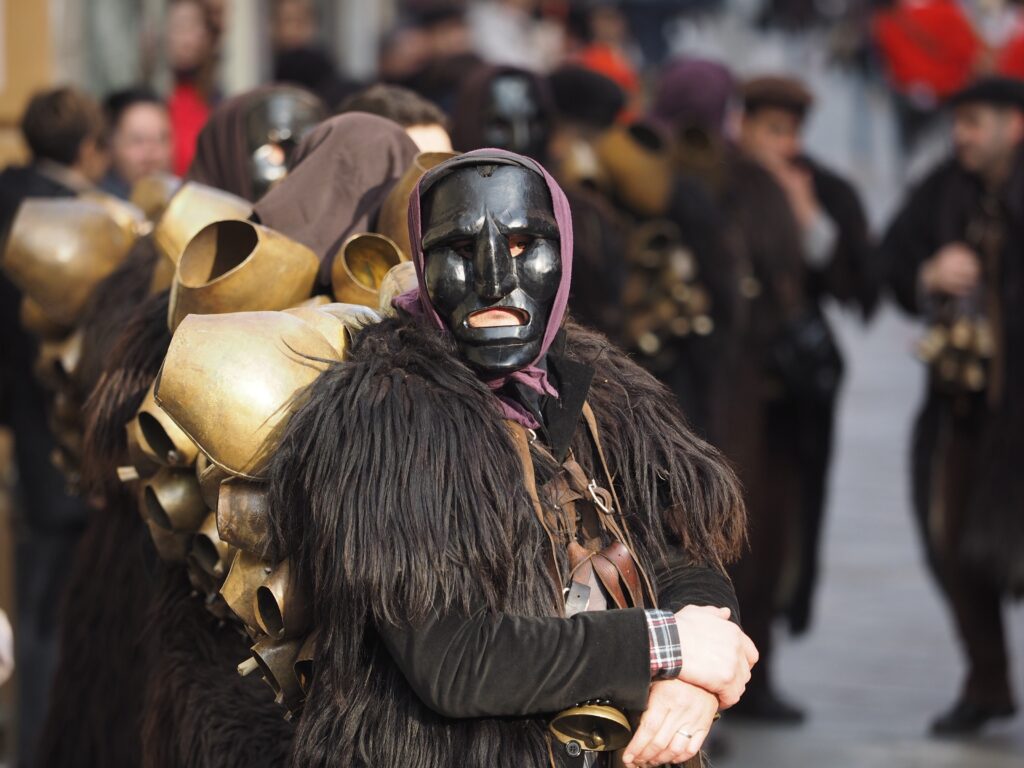 sardinia italy traditional costumes on carnival pa 2022 11 07 07 37 51 utc